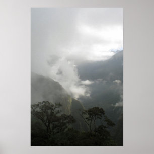 Póster Nubes de niebla gris sobre las montañas