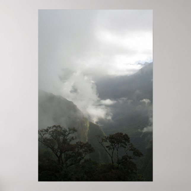 Póster Nubes de niebla gris sobre las montañas (Frente)