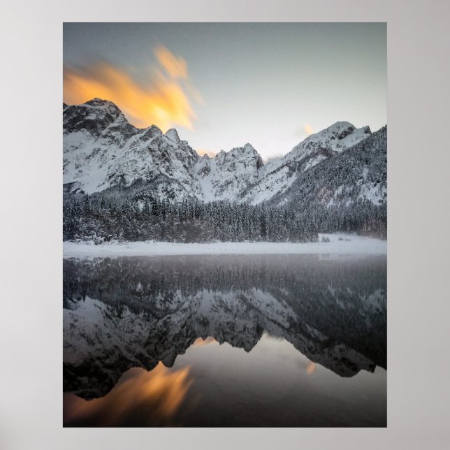 Póster Nubes de sol sobre montañas en el lago Fusine, Ita (Frente)