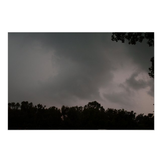 Póster Nubes de tormenta sobre el bosque (Anverso)