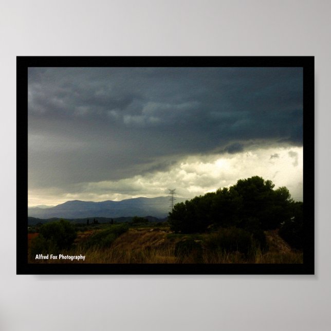 Póster Nubes de tormenta sobre la cima de la montaña (Frente)