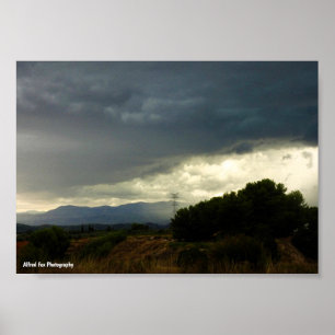 Póster Nubes de tormenta sobre la cima de la montaña