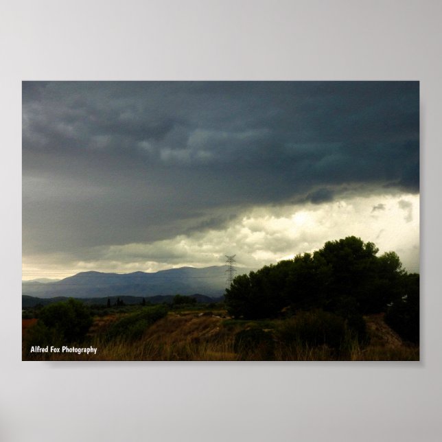 Póster Nubes de tormenta sobre la cima de la montaña (Frente)