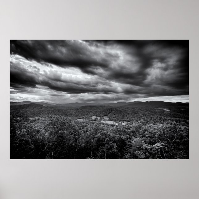 Póster Nubes de tormenta sobre montañas (Frente)