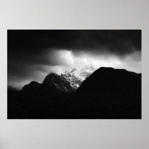 Póster Nubes de tormenta y sol sobre montañas