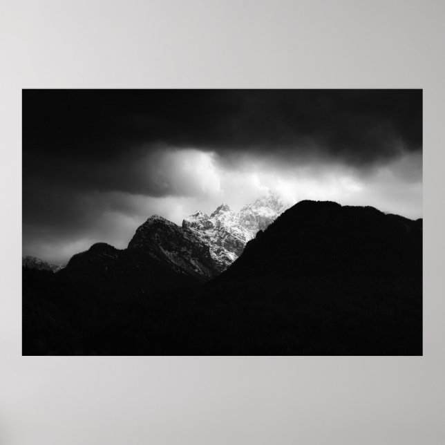 Póster Nubes de tormenta y sol sobre montañas (Frente)