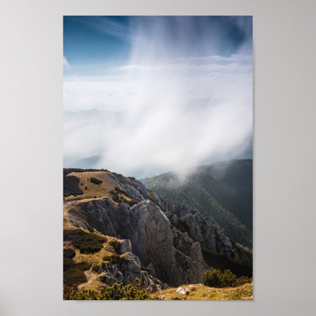 Póster Nubes deslizándose sobre montañas (Frente)