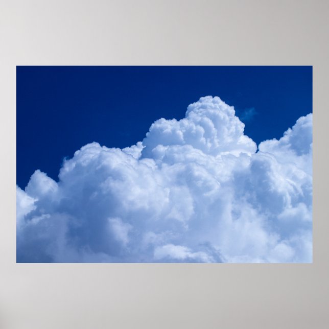 Póster Nubes esponjosas en el cielo azul (Frente)