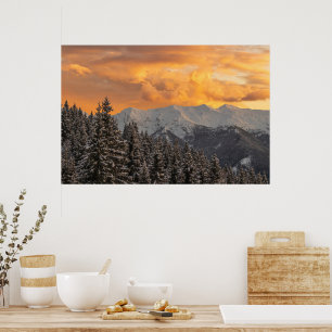 Póster Nubes naranjas sobre montañas y bosque de abetos