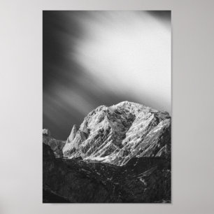 Póster Nubes nubladas sobre las montañas en blanco y negr