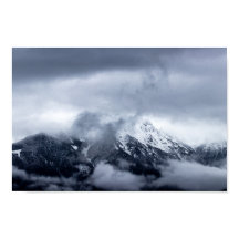Nubes que cubren la montaña Storžič, Eslovenia