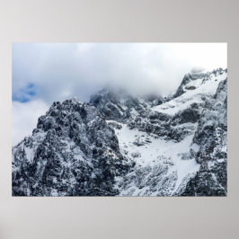 Póster Nubes que cubren majestuosas montañas
