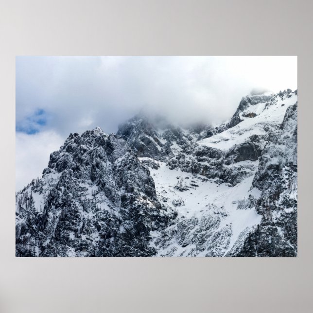 Póster Nubes que cubren majestuosas montañas (Frente)