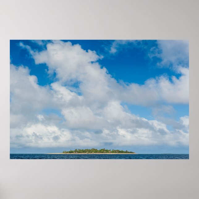 Póster Nubes que flotan sobre una pequeña isla (Frente)