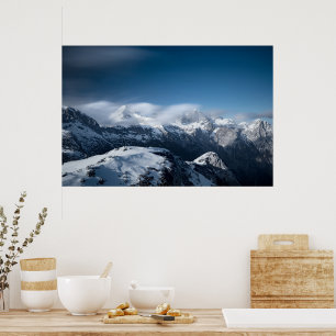 Póster Nubes rodando sobre montañas nevadas