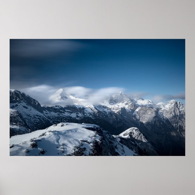 Póster Nubes rodando sobre montañas nevadas (Frente)