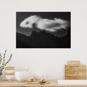 Póster Nubes sobre silueta de montaña