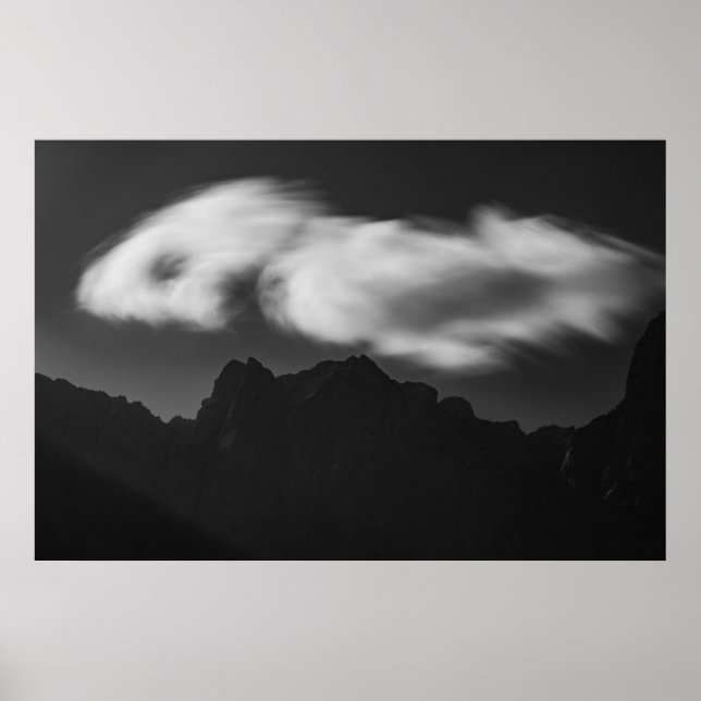 Póster Nubes sobre silueta de montaña (Frente)