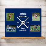 Póster Número de equipo de Collage de fotos de hockey sob<br><div class="desc">Este collage de fotos personalizadas de hockey sobre hierba incluye tus fotos subidas, palos cruzados de hockey sobre hierba, una pelota, el número de tu jugador y tu elección de texto - nombre del equipo, nombre del entrenador, nombre del jugador, número, etc. Cambia fácilmente el color de fondo para que...</div>