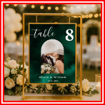 Póster Número de tabla de fotos de Boda verde esmeralda<br><div class="desc">Poster de números de tabla de fotos de Boda verde esmeralda | Elegante Gold Luxe Personalized Picture Display Guíe a sus huéspedes a sus mesas con encanto personalizado usando nuestro exquisito Poster de números de mesa de fotos de Boda verde esmeralda! Este impresionante poster presenta su preciada fotografía (tal vez...</div>