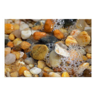 Póster Numerosas rocas rocosas en una playa de arena con 