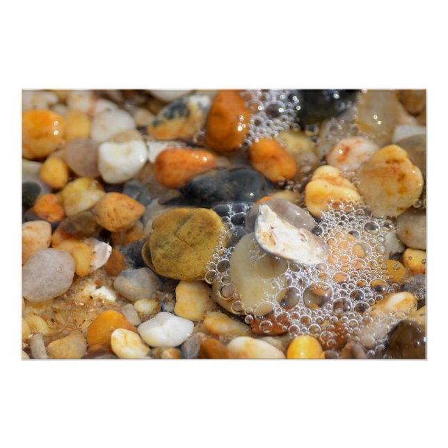 Póster Numerosas rocas rocosas en una playa de arena con  (Anverso)