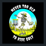 Póster Nunca demasiado viejo para el golf en disco | Arro<br><div class="desc">Vibra retro azul y verde con esqueleto en un disco de sombrero solar jugando al golf en el bosque con la frase "Nunca es demasiado viejo para jugar al golf".</div>