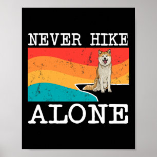 Póster Nunca Hikes Solo Gráfico de Akita Caminando