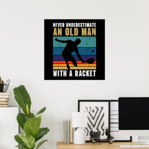 Póster Nunca subestimes a un anciano con pickleball 