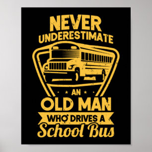 Póster Nunca subestimes a un anciano que conduce una escu