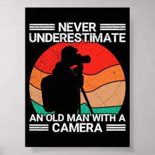 Póster Nunca Subestimes a un Hombre Mayor con una Cámara