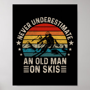 Póster Nunca Subestimes A Un Viejo En Skyline Funny Skiin