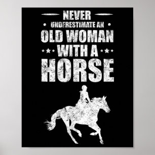 Póster Nunca Subestimes A Una Vieja Con Un Caballo