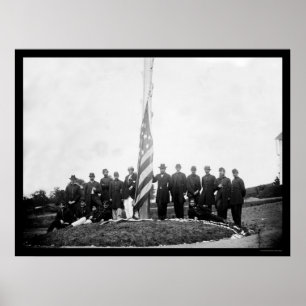Póster Oficiales bajando la bandera cerca de Georgetown 1