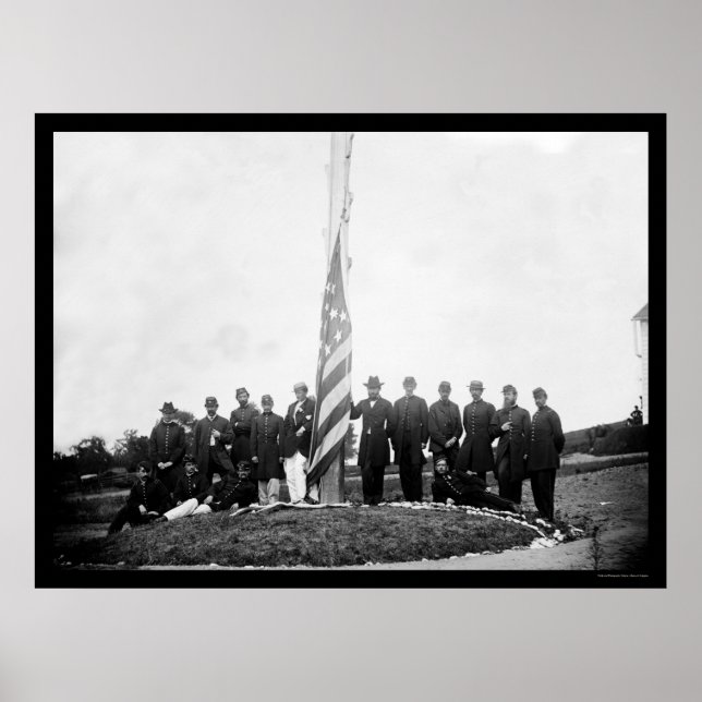 Póster Oficiales bajando la bandera cerca de Georgetown 1 (Frente)
