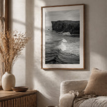 Olas del océano chocando contra acantilados coster