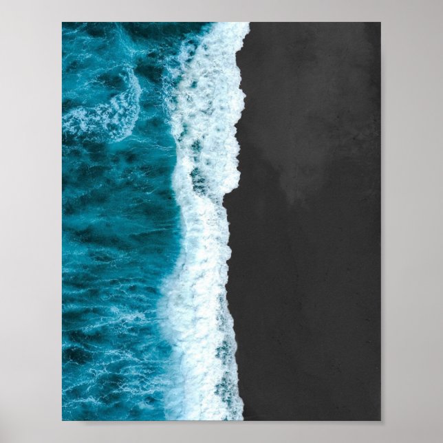 Póster Olas oceánicas en la playa de arena negra (Frente)