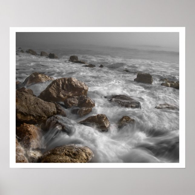 Póster Olas oceánicas en una playa rocosa (Frente)