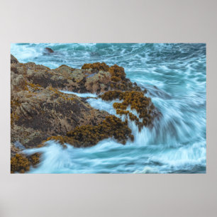 Póster Olas que rompen en la costa rocosa