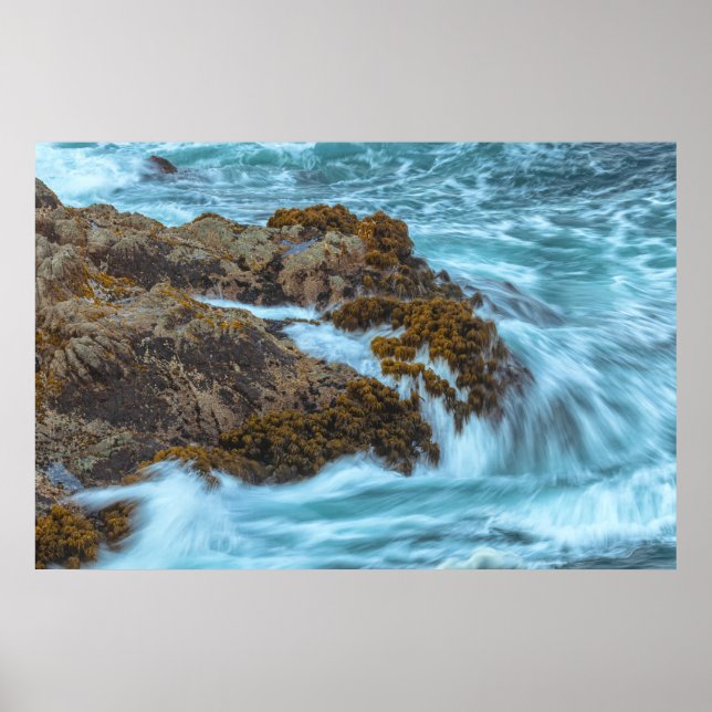 Póster Olas que rompen en la costa rocosa (Frente)