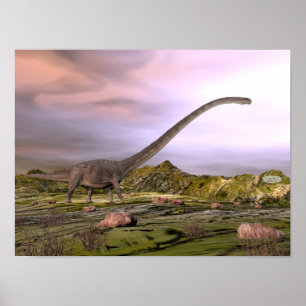 Póster Omeisaurus que camina en el desierto por puesta