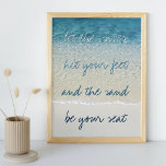 Póster Ondas inspiradoras turquesas de surf en el océano<br><div class="desc">Hermosas olas de surf oceánicas azul turquesa verde azulado contemporáneo y playa. Con diversión 'DEJA QUE LAS OLAS GOLPEEN LOS PIES,  Y LA ARENA SEA TU ASIENTO' cita de texto.</div>