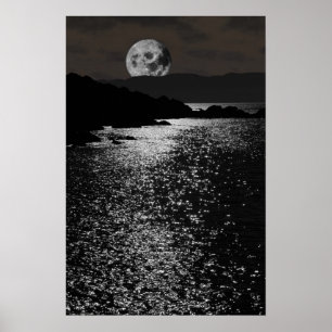 Póster opinión iluminada por la luna rocosa tranquila de