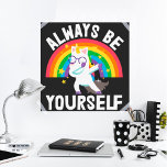 Póster Orgullo LGBT Siempre sé tú mismo unicornio arcoiri<br><div class="desc">Estar orgulloso de quién eres y mostrarlo con este poster con un hermoso unicornio personalizado y un arcoiris colorido,  con la leyenda "Siempre seas tú mismo" con letras blancas.</div>