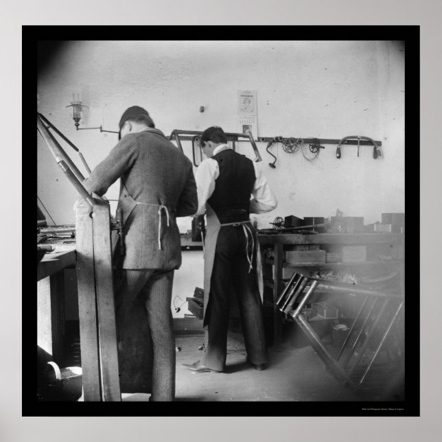 Póster Orville Wright in the Wright Bicycle Shop 1897 (Frente)