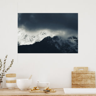 Póster Oscuridad y luz en montañas cubiertas de nieve