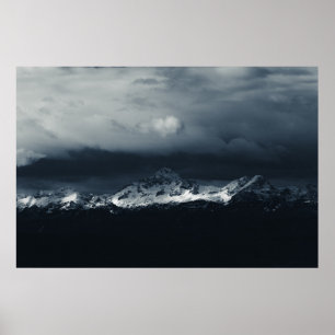Póster Oscuridad y luz solar en la montaña Triglav