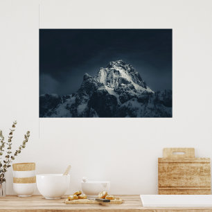 Póster Oscuridad y montaña