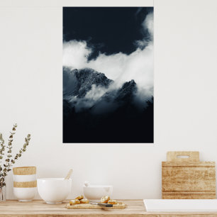 Póster Oscuridad y montañas envueltas en nubes