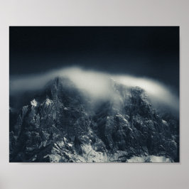 Póster Oscuridad y nubes blancas sobre las montañas